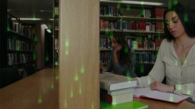 Okul kütüphanesinde okuyan öğrenciler üzerine ikili kod animasyonu. Teknoloji, eğitim, kodlama, dijital, öğrenme, programlama