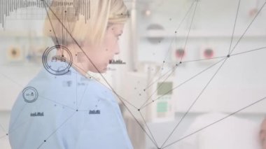 Hastanedeki tıp uzmanları üzerinden ağ bağlantıları ve veri işleme animasyonu. Teknoloji, ağ, sağlık, yenilik, dijital, iletişim