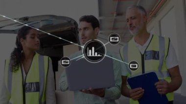 Dizüstü bilgisayardaki verileri analiz etmek, başlık ve yelekli işçiler, ağ bağlantıları animasyonu. Teknoloji, inşaat, güvenlik, takım çalışması, veri analizi, sanayi