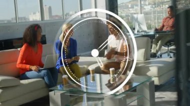 Modern ofiste iş birliği yapan çeşitli iş adamlarının saat animasyonu. Takım çalışması, işbirliği, teknoloji, toplantı, üretkenlik, şirket