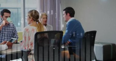 Ofis toplantısındaki çeşitli iş adamları üzerinde finansal veri işleme animasyonu. Finans, teknoloji, analitik, takım çalışması, işbirliği, şirket