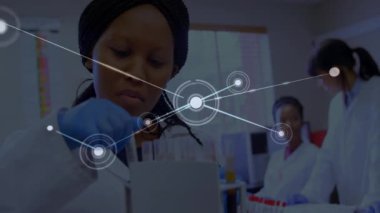 Ağ bağlantıları ile veri işleme animasyonu, laboratuvarda çalışan bilim adamı. Teknoloji, ağ, bilim, araştırma, yenilik, bağlantı