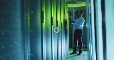 Sunucu odasında telefonla konuşan adam sunuculardan veri işleme animasyonu yapıyor. Teknoloji, bilişim, veri merkezi, iletişim, siber güvenlik, ağ