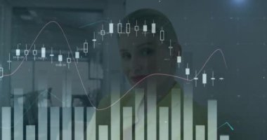 Ofiste, arka planda finansal veri tablosu animasyonu olan gülümseyen bir iş kadını. şirket, finans, başarı, analitik, profesyonel, teknoloji