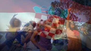 Açık havada kutlama yapan bir grup insan üzerine Hırvat bayrağı animasyonu. Kutlama, gurur, çeşitlilik, birlik, tezahürat, vatanseverlik