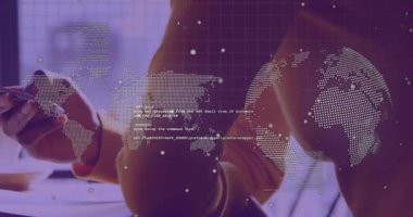 Akıllı telefonu tutan, dünya haritası olan ve veri göstergesi animasyonu geçen kişi. Teknoloji, yenilik, bağlantı, küresel, dijital