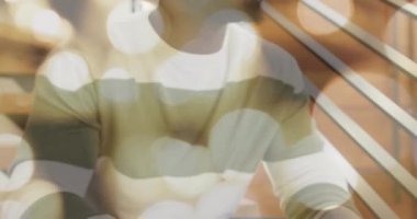 Arka planda Bokeh Light animasyonu olan gülümseyen bir adam. Portre, mutluluk, erkek, yaşam tarzı, neşeli, aydınlatma