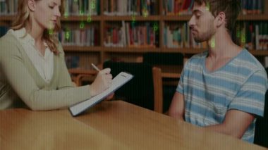 Kütüphanede tartışırken, ikili kod animasyonu olan iki kişi. Teknoloji, tartışma, dijital, kodlama, iletişim, işbirliği