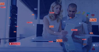Günlük iş yerindeki tablet kullanan çeşitli meslektaşlar hakkında sosyal medya bildirimleri. Dijital arayüz, sosyal ağ, bağlantı, iş ve iletişim, dijital olarak oluşturulmuş görüntü.
