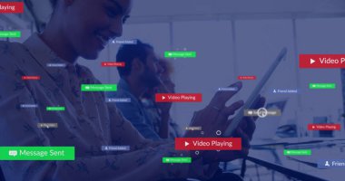 İşteyken tablet kullanan Kafkasyalı bir iş kadınının sosyal medya tebligatları. Dijital arayüz, sosyal ağ, bağlantı, iş ve iletişim, dijital olarak oluşturulmuş görüntü.