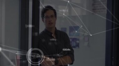 Ofisteki adam üzerinde bağlantılar ve veri işleme animasyonu ağı. Teknoloji, ağ oluşturma, siber güvenlik, dijital, iş dünyası, bağlantı