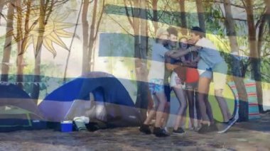 Arka planda Uruguay bayrağı animasyonu olan çadırların yakınında kamp yapan arkadaşlara sarılmak. Arkadaşlık, açık hava, doğa, bağlanma, seyahat, macera