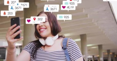 Sosyal medya, akıllı telefonlu bir kadının selfie çekmesi üzerine bir nişan animasyonu. communication, technology, influencer