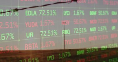 Kırsal alanda rüzgar türbinleri üzerinde borsa veri animasyonu. Yenilenebilir enerji, sürdürülebilirlik, finans, yatırım, teknoloji