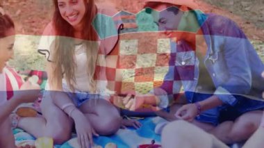 Battaniyeye oturmuş, arkadaşlar gülüyor ve geometrik şekilleri izliyorlar. eğlence, kahkaha, açık hava, eğlence, eğlence, dijital