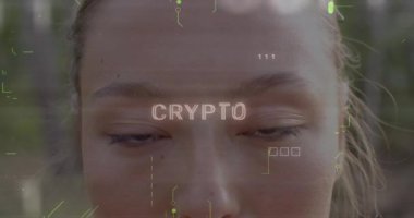 Şifreli mesaj ve devre kartı animasyonu kişinin gözlerine yakın çekim. Teknoloji, kripto para birimi, engelleme zinciri, dijital, ağ, yenilik