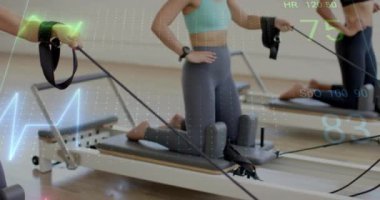 Direnç bantlarıyla egzersiz yapmak, kalp atışı ve oksijen doygunluğu gösteren kadınlar. Fitness, egzersiz, sağlık, teknoloji, egzersiz