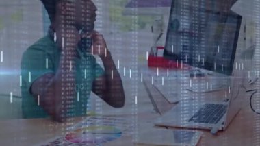 Finansal veriler ve borsa animasyonları bilgisayarda çalışan insanlar üzerinde. Finans, teknoloji, iş, veri analizi, yatırım, ekonomi