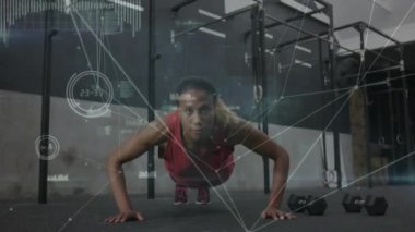 Spor salonunda şınav çeken, arka planda ağ bağlantıları olan bir kadın. Fitness, egzersiz, ağ, teknoloji, dijital, güç