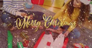 İnsanların hediyeleri şenlikli süslemelerle paketlediği mutlu noel metin animasyonları. Tatil, kutlama, mevsimlik, neşeli