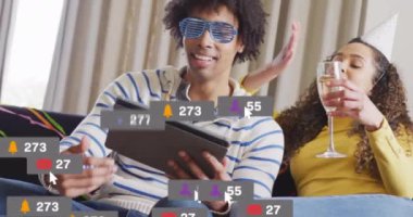 Tablet okurken, çevrende canlandırılmış sosyal medya bildirimleri olan insanlar. Teknoloji, dijital, ekran, iletişim, multimedya, ağ