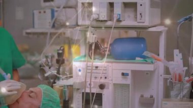 Anestezi ile hastaya yardım etmek, sağlık teknolojisi kullanan bir tıp uzmanı. hasta bakımı, ameliyat, hastane, tedavi