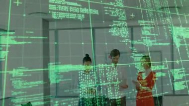 Ofisteki çeşitli iş adamları üzerinde bilgisayar kodu ve veri işleme animasyonu. Teknoloji, takım çalışması, kodlama, çeşitlilik, işyeri, işbirliği