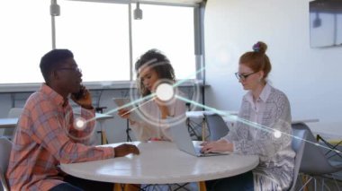 Ofiste çalışan çeşitli iş adamları üzerinde ağ bağlantıları. Ağ, takım çalışması, işbirliği, teknoloji, şirket, işyeri