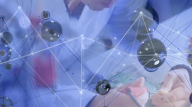 Laboratuvarda çalışan bilim adamları üzerinde veri ve ağ bağlantıları işleniyor. Teknoloji, yenilik, araştırma, bilim, bağlantı, veri analizi