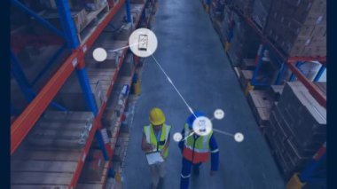 Deponun üzerinde kutularla bağlı aygıtlar ve veri simgeleri animasyonu ağı. Teknoloji, bağlantı, lojistik, depolama, otomasyon, dağıtım