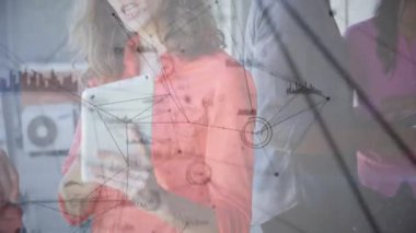 Ofiste çalışan iş adamlarının veri ve grafiklerinin analizi. takım çalışması, analitik, veri görselleştirme, işbirliği, şirket, teknoloji