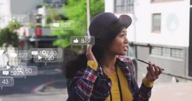 Sosyal medya etkileşimi, dışarıda akıllı telefondan konuşan bir kadının canlandırmasını simgeler. Teknoloji, iletişim, bağlantı, dijital, animasyon