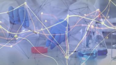 Petri kabıyla çalışan laboratuar teknisyeni üzerinde bilimsel veri ağı animasyonu. Laboratuvar, araştırma, analiz, biyoteknoloji, teknoloji, deney