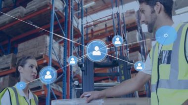 Depo çalışanları ve raflar üzerinde bağlı kullanıcı simgeleri animasyonu ağı. Lojistik, takım çalışması, bağlantı, teknoloji, tedarik zinciri, verimlilik