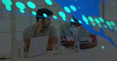 Ofiste çalışan çeşitli iş adamları için finansal veri animasyonu. finans, analitik, demografik, takım çalışması, işbirliği, teknoloji