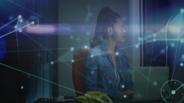 Bilgisayarda çalışan bir kadın için ağ bağlantıları ve veri işleme animasyonu. Teknoloji, ağ oluşturma, siber, dijital, iletişim, internet