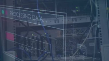 Veriler işleniyor ve sunucu odası ekipmanları üzerindeki veri tabanı animasyonları kurtarılıyor. Teknoloji, bilişim, ağ, kurtarma kavramı