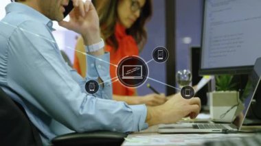 Ofiste çalışan iş adamları üzerinde ağ bağlantıları ve veri işleme animasyonu. Teknoloji, ağ, iletişim, takım çalışması, dijital, işbirliği