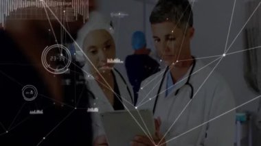 Doktorlar tıbbi ağ animasyonuyla hasta verilerini tablet üzerinde tartışıyor. Sağlık, teknoloji, takım çalışması, yenilik, işbirliği, iletişim