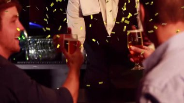 Barda içkinin tadını çıkarmak, konfeti animasyonu yapan insanlar birlikte kutlama yapıyor. Parti, kutlama, şenlik, gece hayatı, toplanma, arkadaşlar