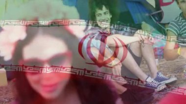 Çimlerin üzerinde oturan, üzerinde renkli animasyonlar olan açık hava etkinliğindeki insanlar. Festival, topluluk, eğlence, açık hava, kutlama, eğlence