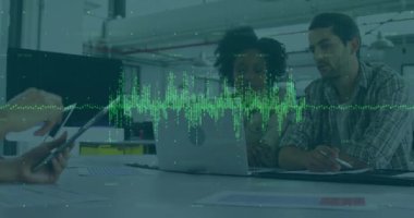 Modern ofiste iş birliği yapan çeşitli meslektaşlar üzerinde veri canlandırma animasyonu. İşbirliği, takım çalışması, iş, teknoloji