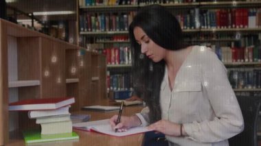 Defterde yazan, kütüphanede sahne üzerinde ikili kod animasyonu olan bir kadın. Teknoloji, eğitim, öğrenim, kodlama, öğrenme, dijital