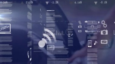 Veri analizi ve bağlantı ikonları araba kullanan kişi üzerinde animasyon oluşturur. Teknoloji, yenilik, gelecek, dijital, ulaşım, sürücü