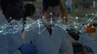 Laboratuvarda çalışan bilim adamları üzerinde veri ve bağlantılar işleniyor. Bilim, araştırma, yenilik, analiz, teknoloji, deney