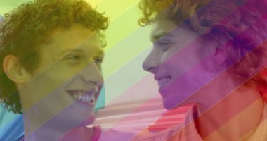 Gökkuşağı çapraz çizgileri olan gülümseyen insanlar. Gurur, çeşitlilik, kutlama, mutluluk, renkli, LGBTQ