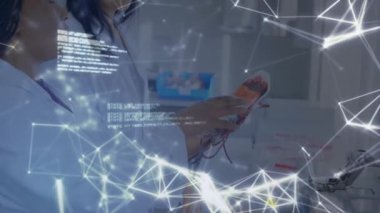 Belge okuyorum, kodlama ve ağ bağlantıları olan bir sağlık uzmanı. technology, medical, data, digital, documentation