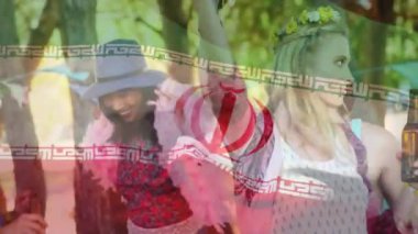 Açık havada renkli kıyafetlerle kutlama yapan insanların üzerinde İran bayrağı animasyonu. Kutlama, vatanseverlik, kutlamalar, bayraklar, çeşitlilik, coşku