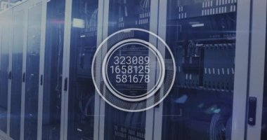 Veri merkezindeki sunucular üzerinde veri işleme animasyonu dairesel akışı gösteriyor. Teknoloji, dijital, ağ, bağlantı, altyapı kavramı