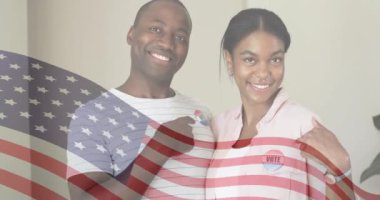 Amerikan bayrağı animasyonunda oy veren gülümseyen insanlar. Seçim, demokrasi, vatanseverlik, kampanya, ABD, seçmen